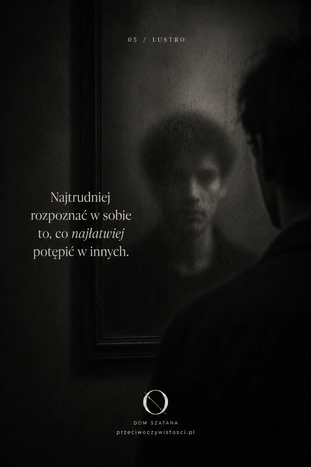 Mężczyzna stoi przed ciemnym lustrem, w którym widać niewyraźne, rozmyte odbicie jego twarzy; scena jest monochromatyczna, ziarnista i pogrążona w półmroku.