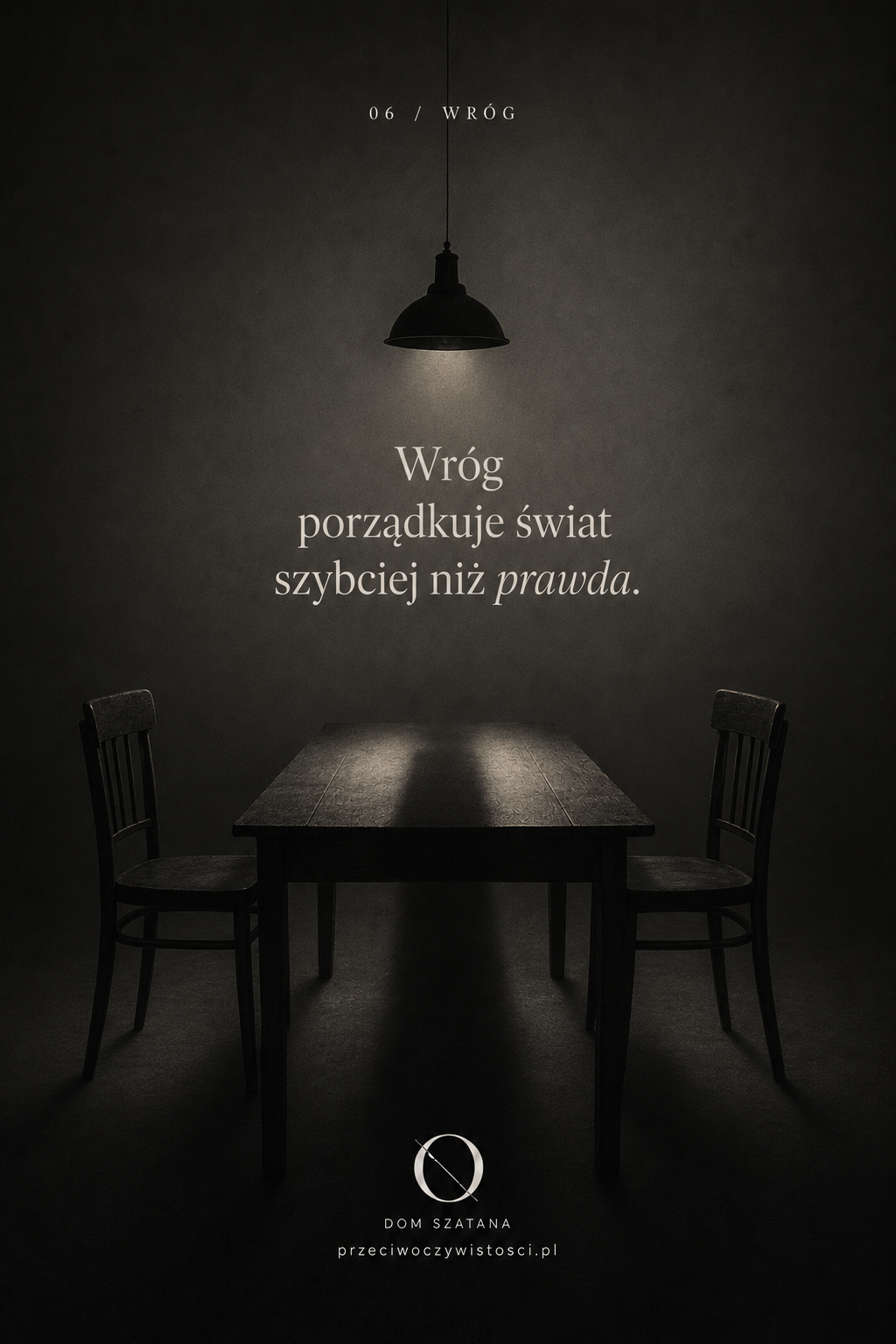 Dwa puste krzesła ustawione naprzeciw siebie przy ciemnym stole, między nimi rozciąga się głęboki cień.