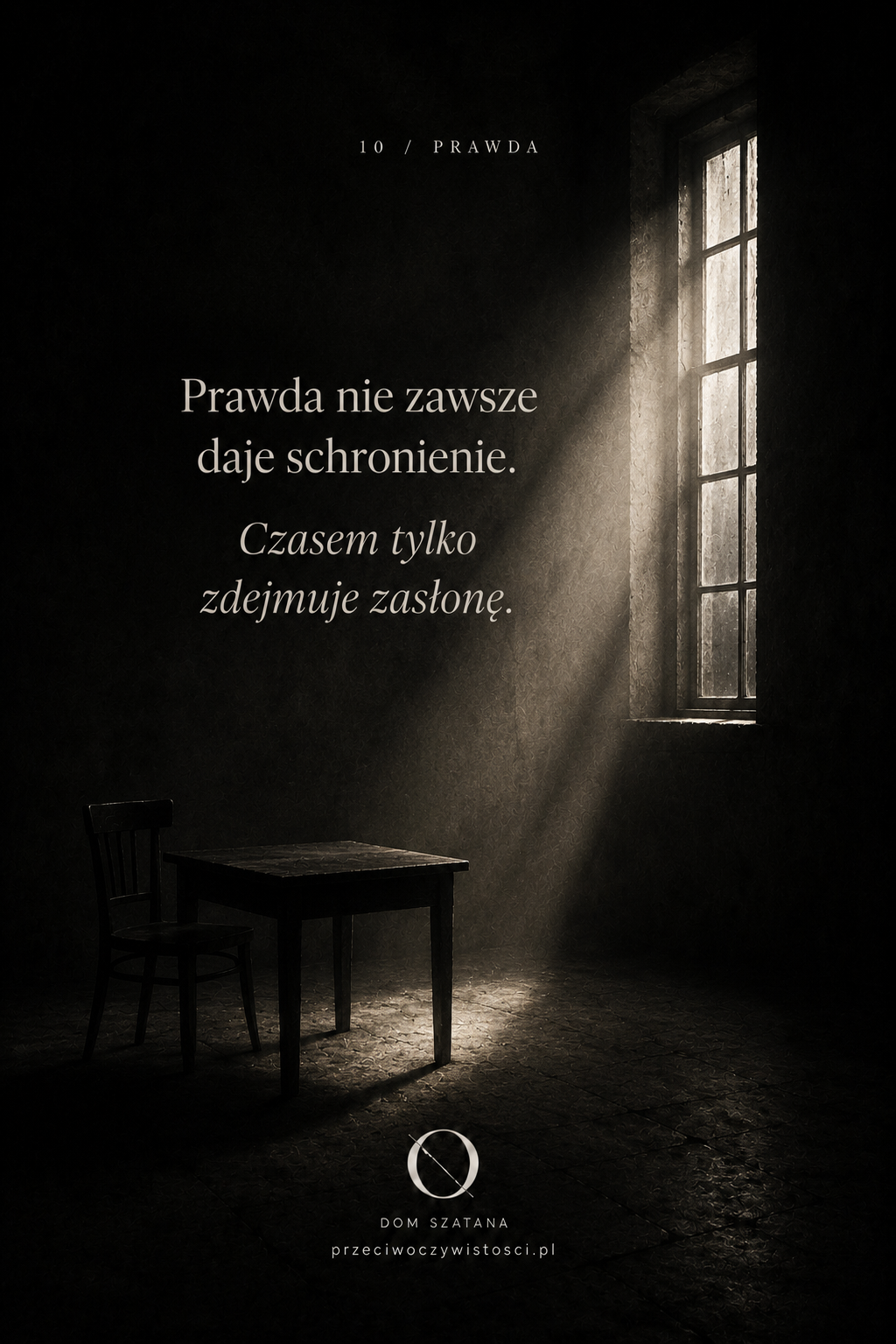 Ciemne, puste wnętrze z drewnianym stołem i krzesłem, oświetlone wąskim snopem światła wpadającym przez wysokie okno i pozostawiającym większość pomieszczenia w cieniu.